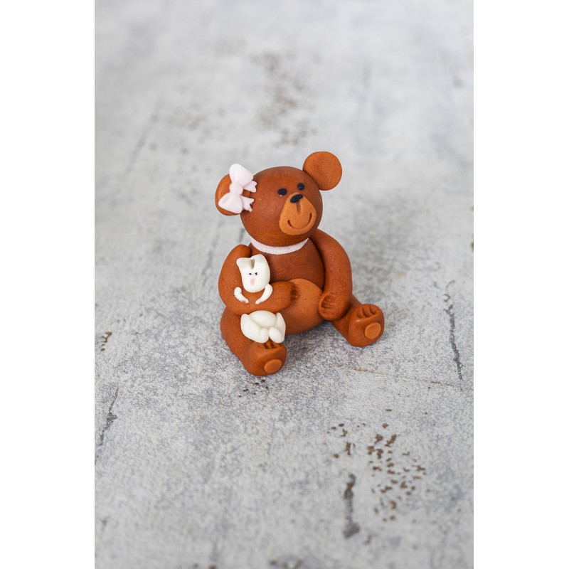 Brązowy miś z różową kokardką