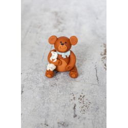 Brązowy miś z niebieską kokardką